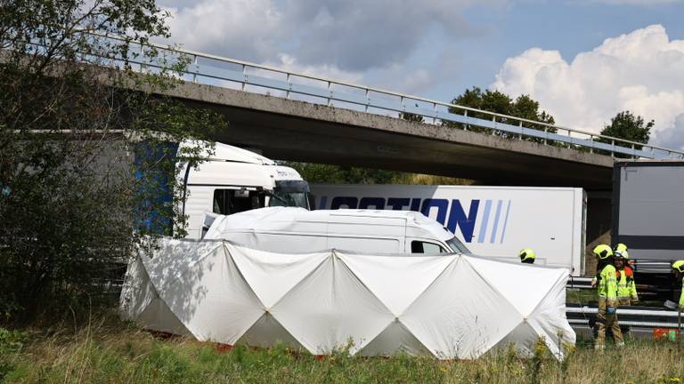 De plek van het ongeluk op de A73 werd afgeschermd (foto: Persbureau SK-Media/SQ Vision).