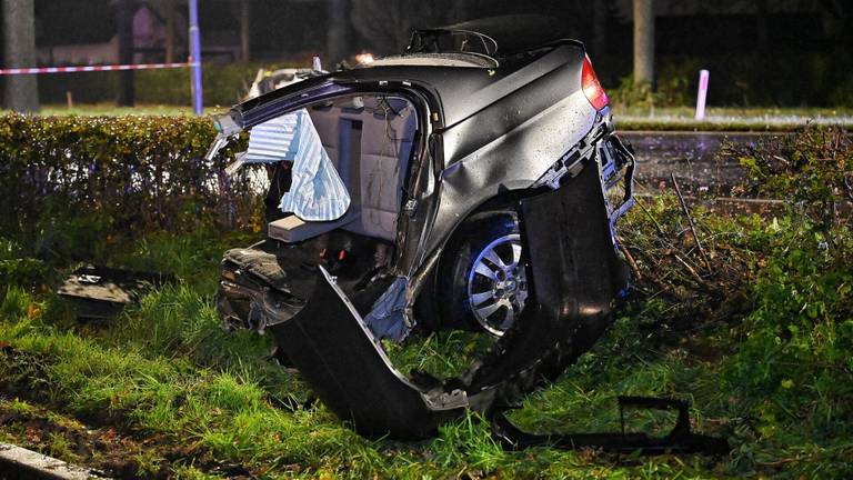 De achterkant van de auto kwam terecht op de parallelweg aan de andere kant van de N65 (foto: Toby de Kort/SQ Vision).