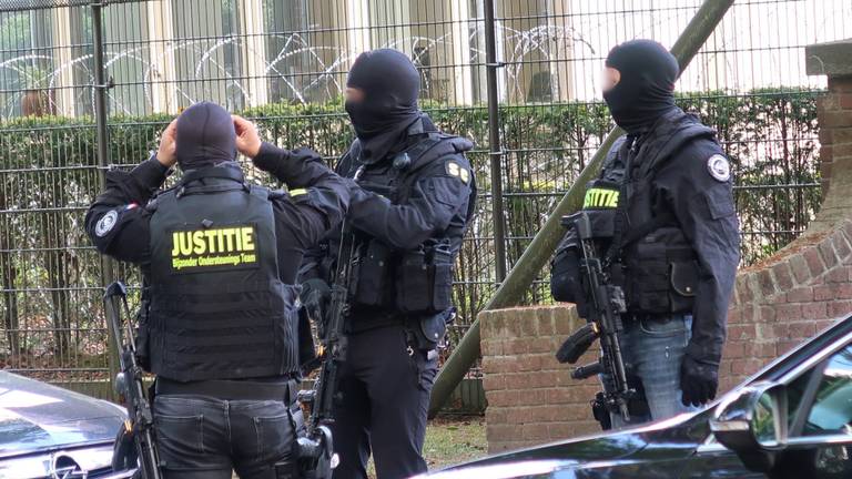 Zwaar bewapende agenten bij Den Hey-Acker. (Foto: Jeroen Stuve / SQ Vision Mediaprodukties)