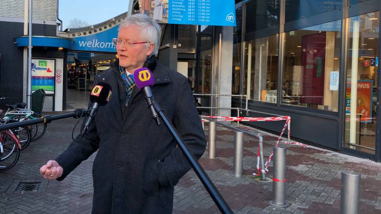 Burgemeester Theo Weterings voor de getroffen Albert Heijn (Foto: Agnes van der Straaten)