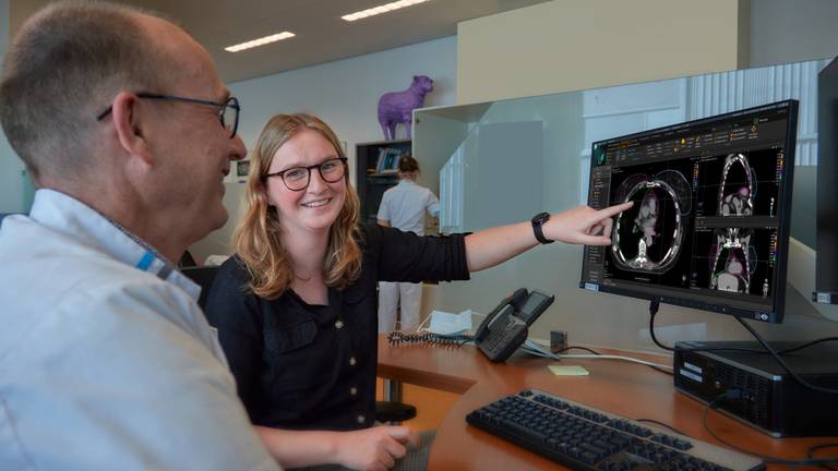 Nienke geeft een toelichting over het AI-model (foto: Catharinaziekenhuis).
