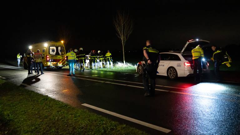 Het ongeluk op de N283 bij Meeuwen gebeurde vrijdagnacht rond vier uur (foto: Iwan van Dun/SQ Vision).