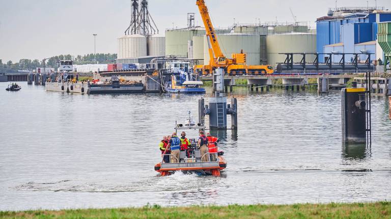 De zoektocht in de haven van Moerdijk (foto: Tom van der Put/SQ Vision).