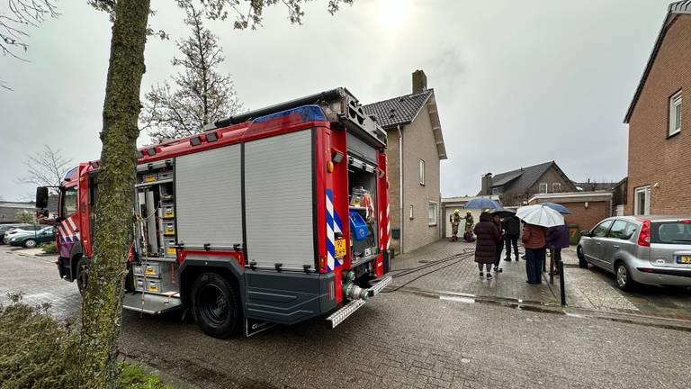De brandweer en pottenkijkers bij het huis in Esch (foto: Sander van Gils/SQ Vision Mediaprodukties).