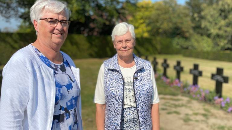 Zuster Mirjam (L) en zuster Agnes bij de tien graven van overleden zusters (foto: Jan Peels).