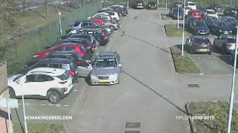 De mannen sloegen toe op de parkeerplaats van het personeel (foto: politie).