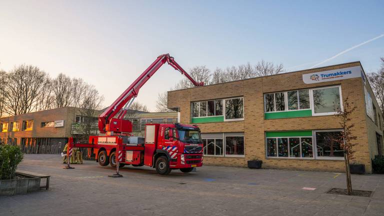 De brandweer zette in Heeze een hoogwerker in (foto: Dave Hendriks/Persbureau Heitink).