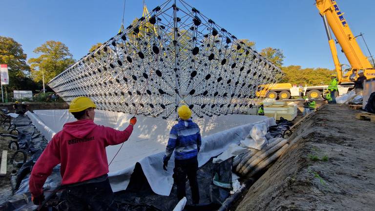 Het frame wordt in de grond gehesen (foto: Noël van Hooft)