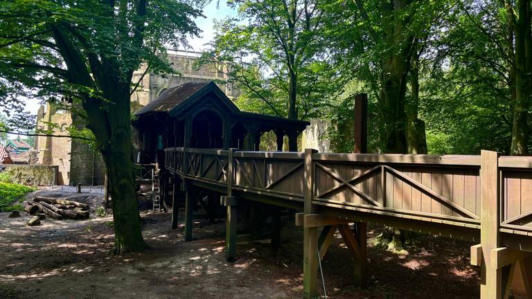 De inbrekers waren bezoekers van het park en glipten waarschijnlijk tussen het hek door.