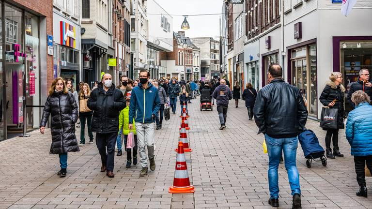 Drukte in het centrum van Tilburg (foto: Jack Brekelmans/SQ Vision). 