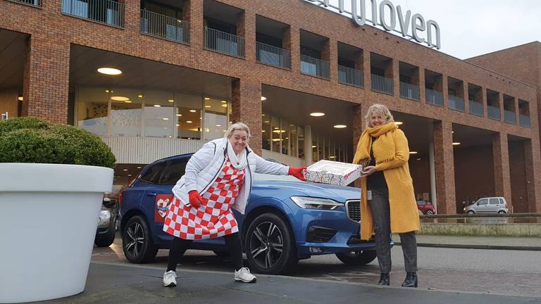 Christel de Laat verrast medewerkers van het Bernhoven Ziekenhuis met een taart  