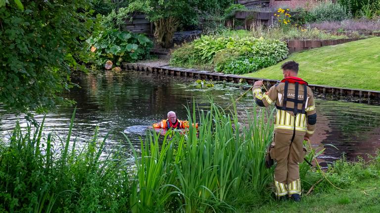 Een duiker zocht vergeefs naar een persoon te water in Waalwijk (foto: Iwan van Dun/SQ Vision).