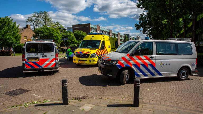 De fietsster is met onbekende verwondingen naar het ziekenhuis gebracht (Foto: Christian Traets / SQ Vision).