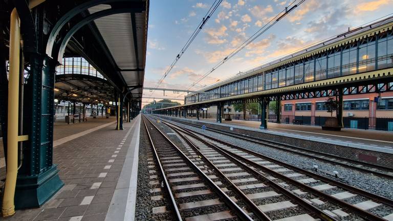 Leegte op het station in Den Bosch dinsdagochtend (foto: Noël van Hooft).