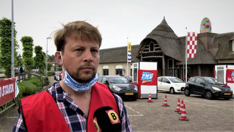 Lennart Feijen van vakbond FNV bij de 'staatstraat' in Bergen op Zoom. (foto: Raoul Cartens)