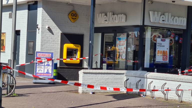 De geldautomaat bij de Jan Linders supermarkt in Helmond (foto: Noël van Hooft).