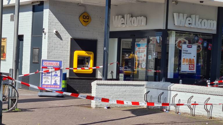 Een plofkraak in 2021 bij de  geldautomaat bij de Jan Linders supermarkt in Helmond (foto: Noël van Hooft).