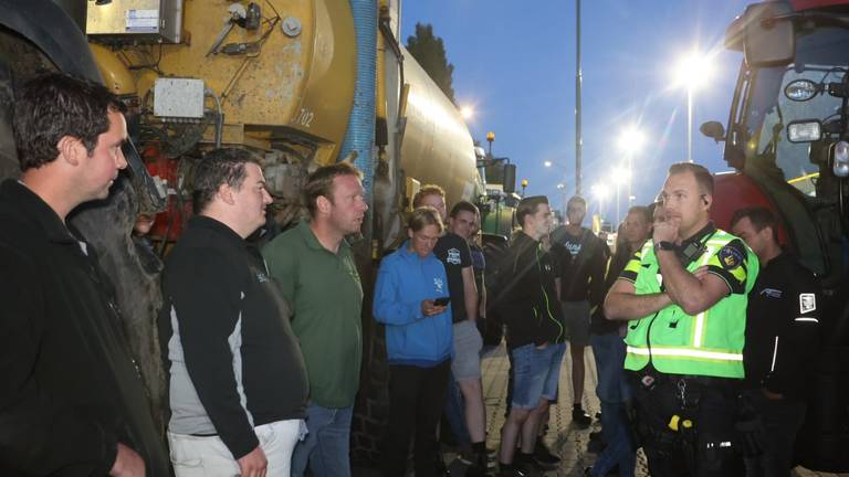 De politie in gesprek met de actievoerende boeren bij het Jumbo-distributiecentrum in Veghel (foto: Bart Meesters).