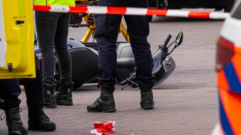 De scooter van Mo (23) lag na de schietpartij op straat (foto: Gabor Heeres/SQ Vision).