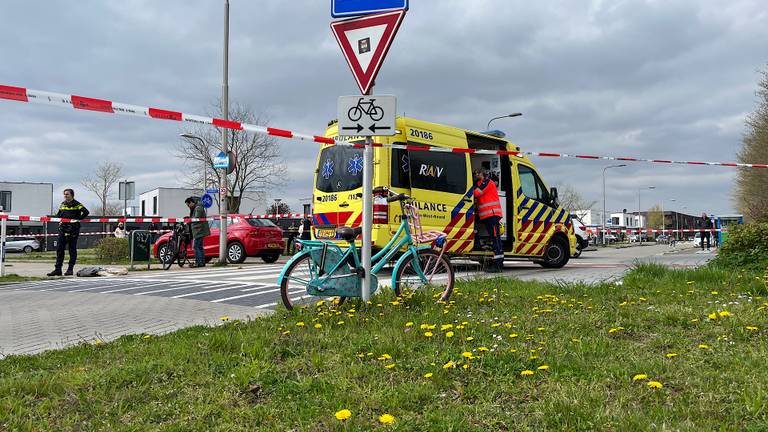 Fietsend meisje (8) zwaargewond na botsing met auto