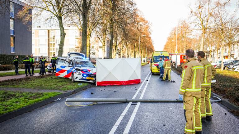 De politiewagen botste tegen de motorrijder én een lantaarnpaal (foto: SQ Vision).