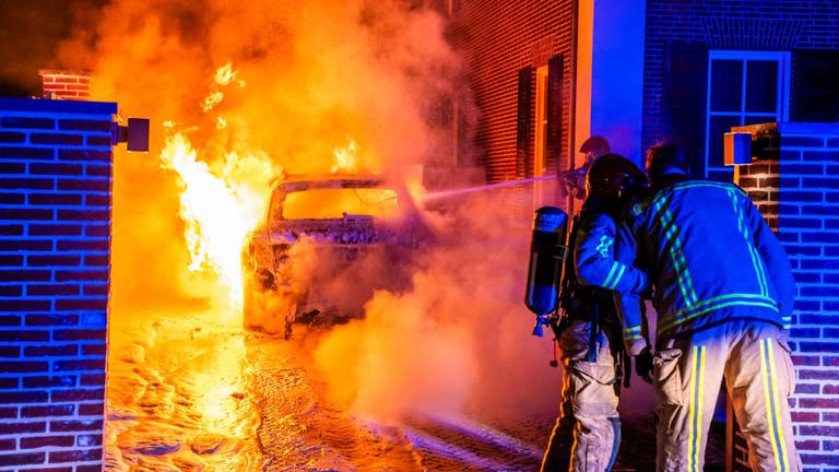 Explosie bij voordeur van villa: auto door brand verwoest