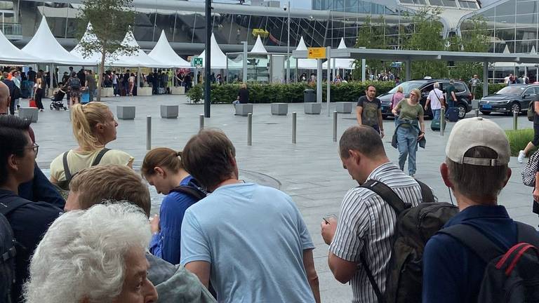 Een bekend beeld vorige zomer op Eindhoven Airport: lange rijen (archieffoto: Floris Luijten).