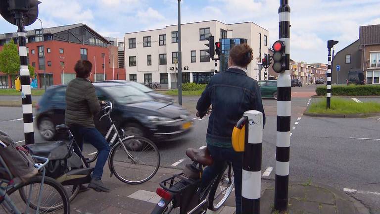 Het verkeer raast voorbij op de Kasteel-Traverse in Helmond