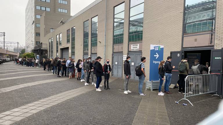 Zo'n honderd mensen staan te wachten (foto: Omroep Brabant).