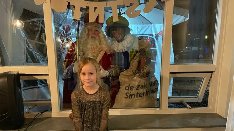 Het 'raambezoek' van Sint en Piet voor de blije Patricia (Foto: Marcel van de Burgt)