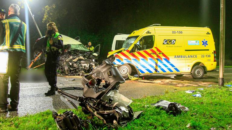 De ambulancemedewerkers liggen nog in het ziekenhuis (foto: Harrie Grijseels/SQ Vision).