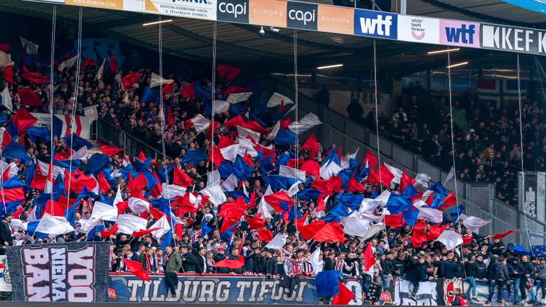 Supporters van Willem II kunnen vrijdag terecht bij het stadion om de wedstrijd te kijken (foto: Joris Verwijst/Orange Pictures).