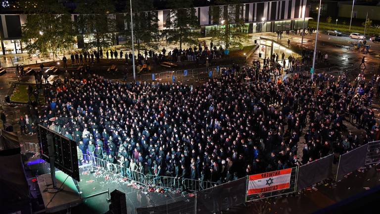 Het ingerichte supportersplein in Tilburg (foto: Toby de Kort).