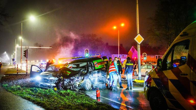 Ravage na ongeluk met meerdere auto's, twee gewonden naar het ziekenhuis