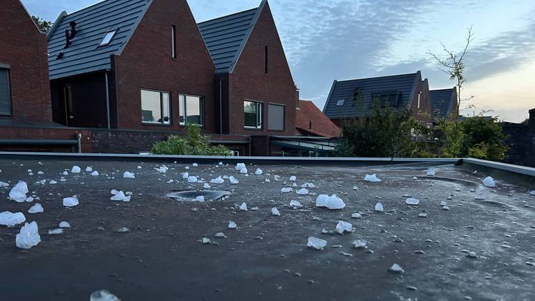 Mysterieus ijsblok valt op dak van schuur in Loon op Zand.  