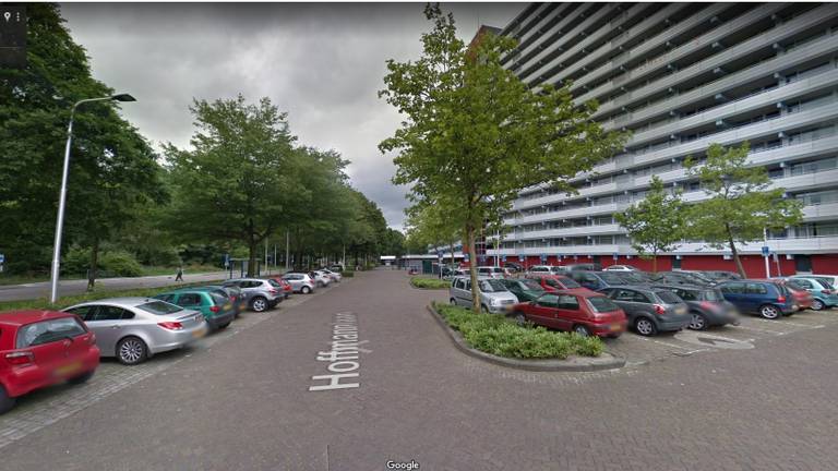 De auto van de vrouw stond in de Hoffmannlaan in Tilburg (afbeelding: Google Streetview).
