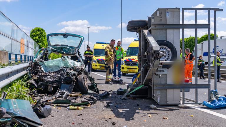 Auto vast onder aanhanger, A59 bij Nieuwkuijk dicht
