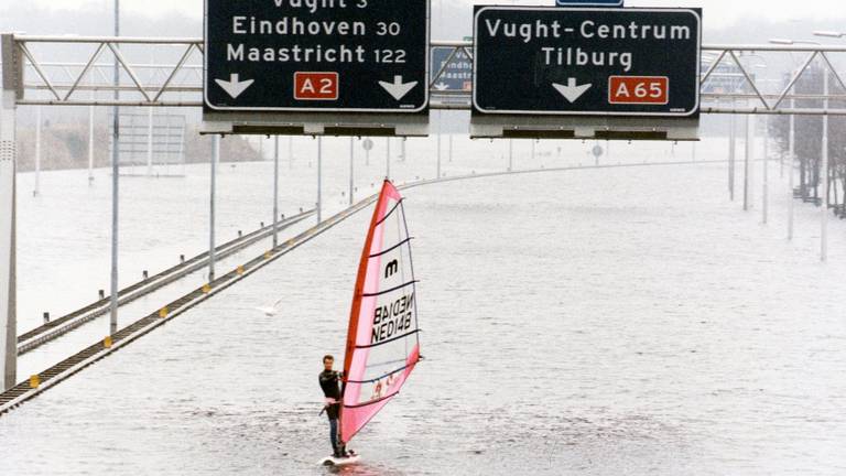 Windsurfer Max van Noorden op de A2 bij Den Bosch in 1995 (foto: John Claessens).