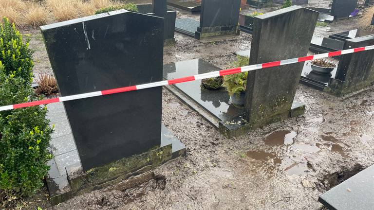 Regen zorgt voor problemen op begraafplaats Heeze, gaten en verzakte graven