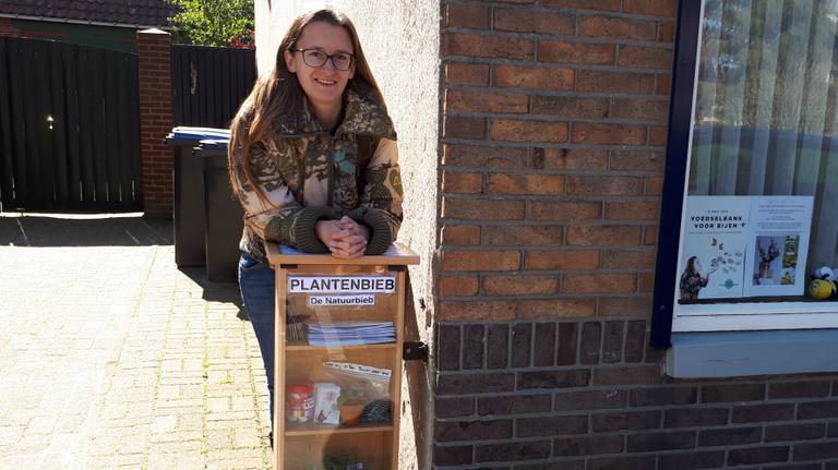 De plantenbibliotheek van Ankie staat vol met stekjes, zaden en planten.