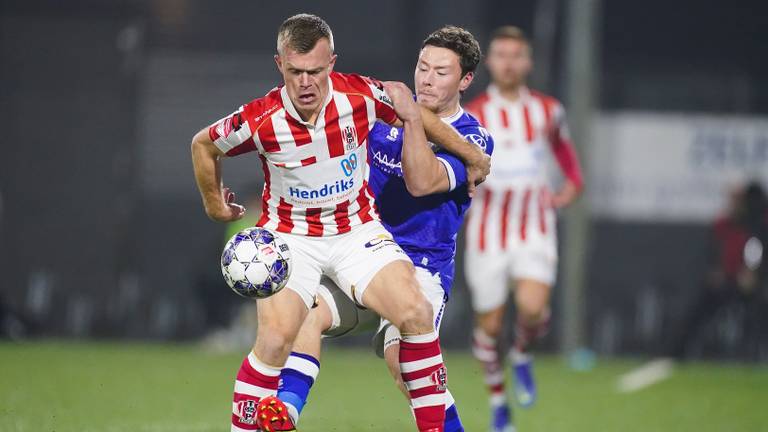 Lion Kaak (TOP Oss) en Jordy van der Winden (FC Den Bosch) in duel (Foto: OrangePictures)