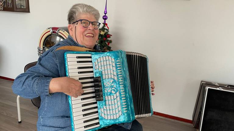 Feike was dolblij dat ze haar accordeon weer terug kreeg (foto: Imke van de Laar)