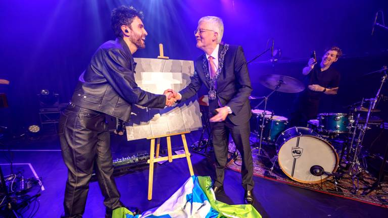 Burgemeester Theo Weterings overhandigde Duncan Laurence de tegel na afloop van een concert in Poppodium013 (foto: gemeente Tilburg).