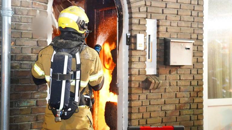 Huis verwoest door brand, bewoners konden op tijd vluchten