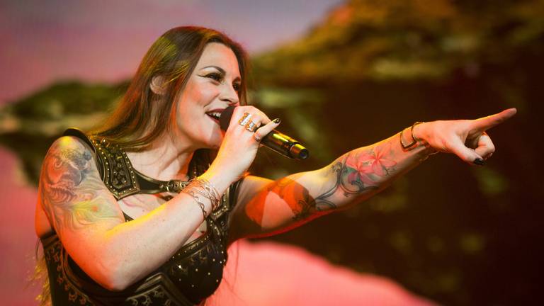 Floor Jansen zingt het Wilhelmus tijdens de Grand Prix van Zandvoort