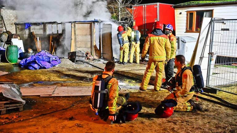 Er werden veel brandweerlieden opgetrommeld voor de schuurbrand (foto: Rico Vogels/SQ Vision Mediaprodukties).