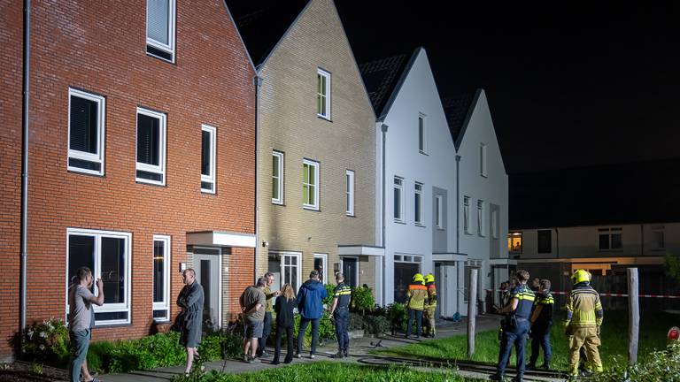 Politie, ambulance en omwonenden op straat na de aanslag (foto: Iwan van Dun / SQ Vision).