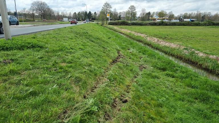 De bandensporen langs de Bevrijdingsweg (foto: politie Waalwijk/Facebook).