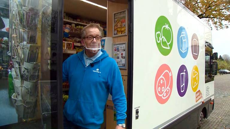 Hans van Steen (50) in zijn rijdende supermarkt