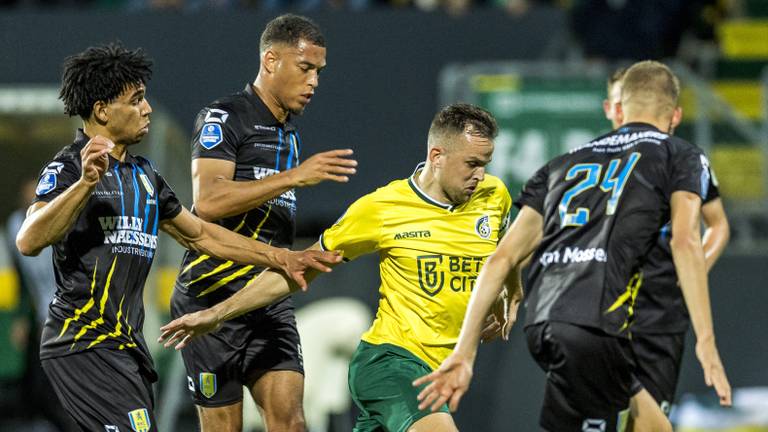 Drie RKC'ers in duel met de enige Nederlander in het elftal van Fortuna, Mats Seuntjens (foto: ANP).